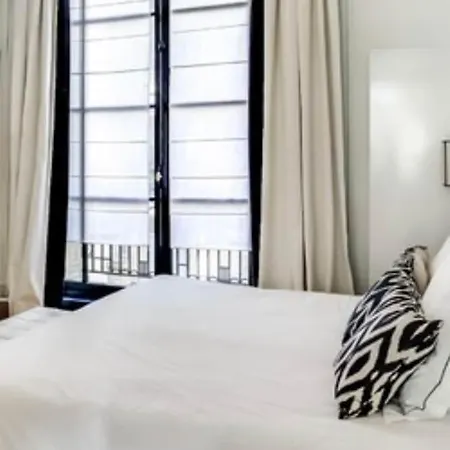 4 Suites, Av Des Champs-elysées *